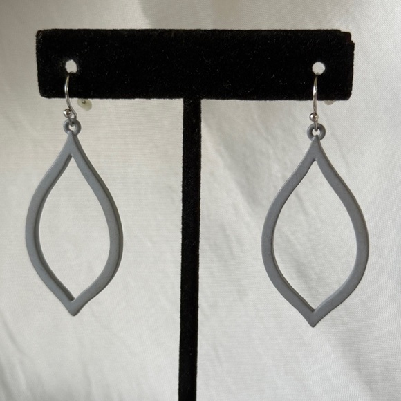 Elegant Gray Hollow Leaf Dangle Fishhook Earrings - Picture 3 of 8